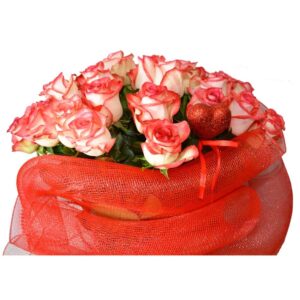 Bouquet romantique de roses blanches et roses avec cœur décoratif rouge